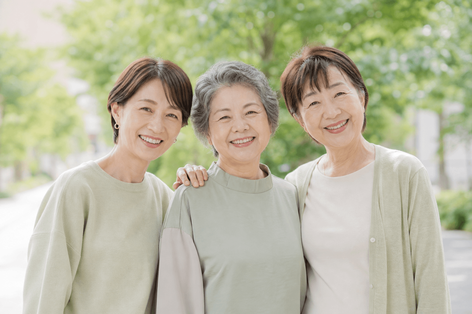 50代から70代の女性たちが笑顔で並ぶ写真