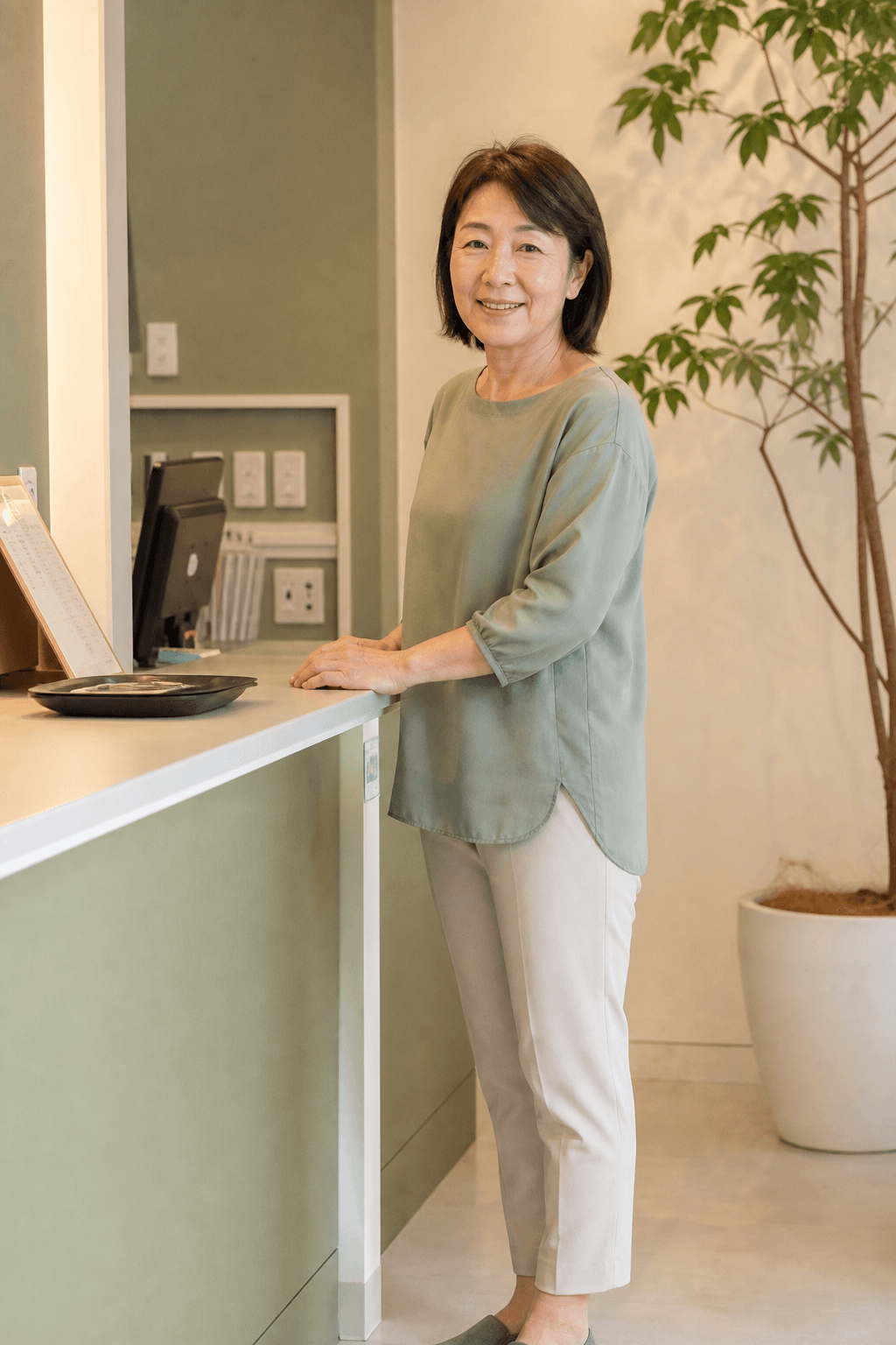職場で立ち仕事をする50代の女性
