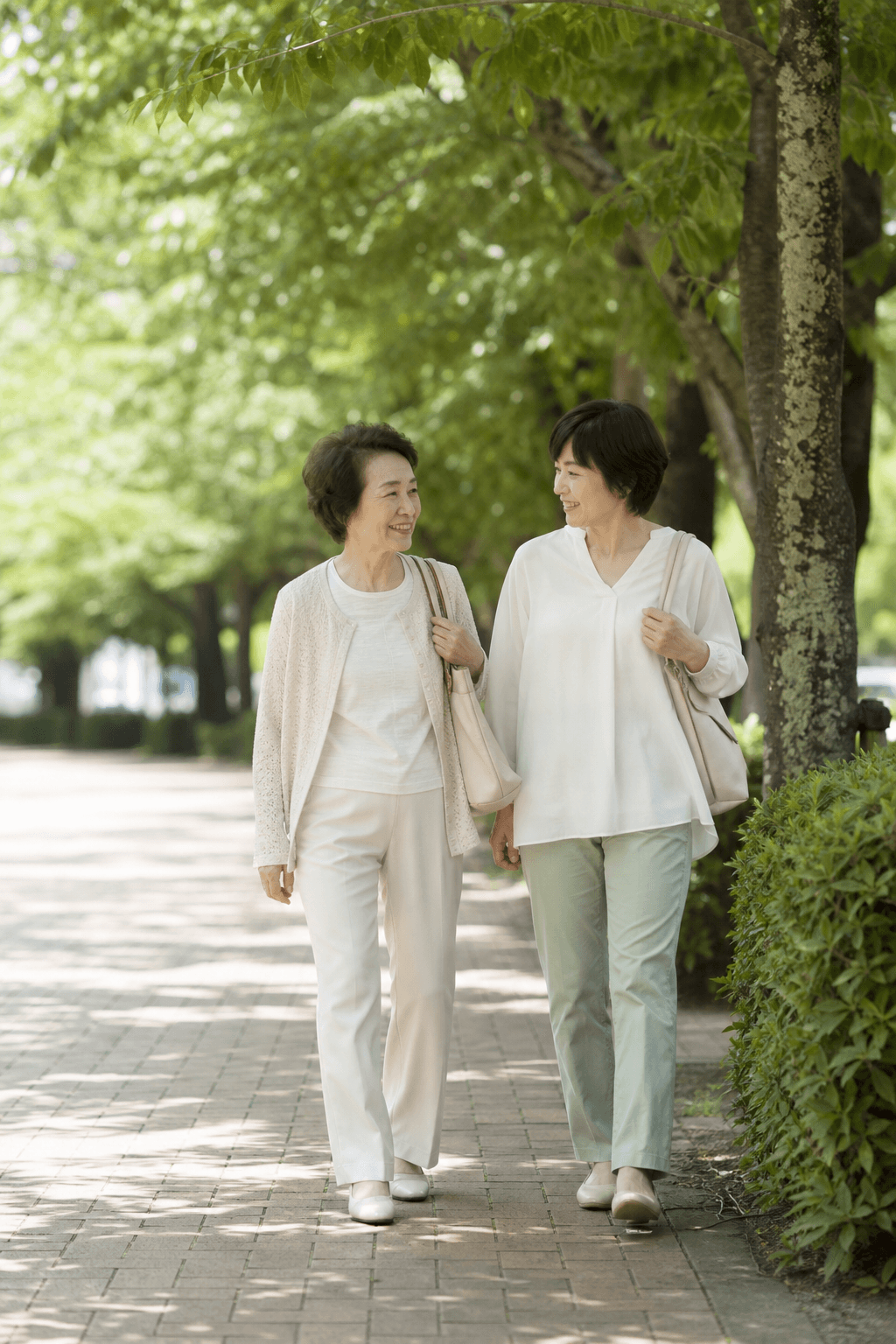 外を娘や友人と歩く70代の女性