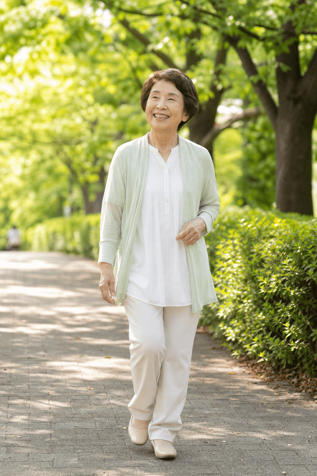 外を楽しそうに歩く70代の女性